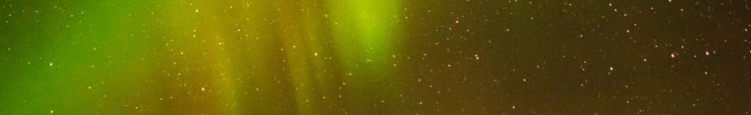 Nordlys fotograferes Lang lukkertid og stativ er et must for å ta gode nordlysbilder.